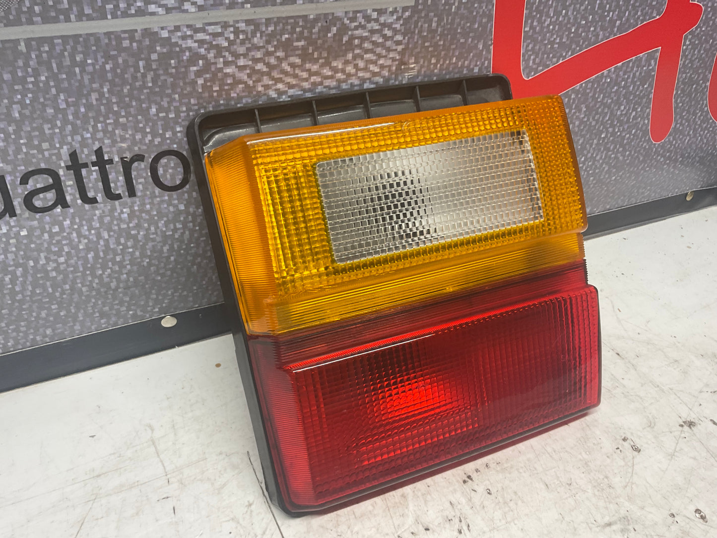 Passenger Center Taillight Right 443945226  C3