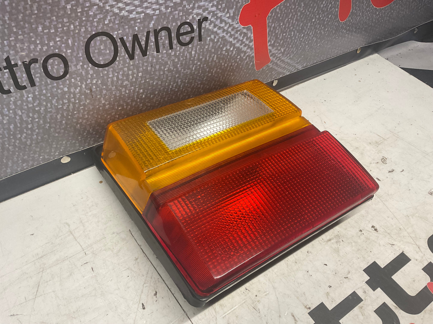 Passenger Center Taillight Right 443945226  C3