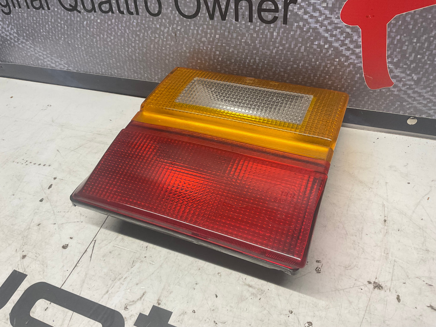 Passenger Center Taillight Right 443945226  C3