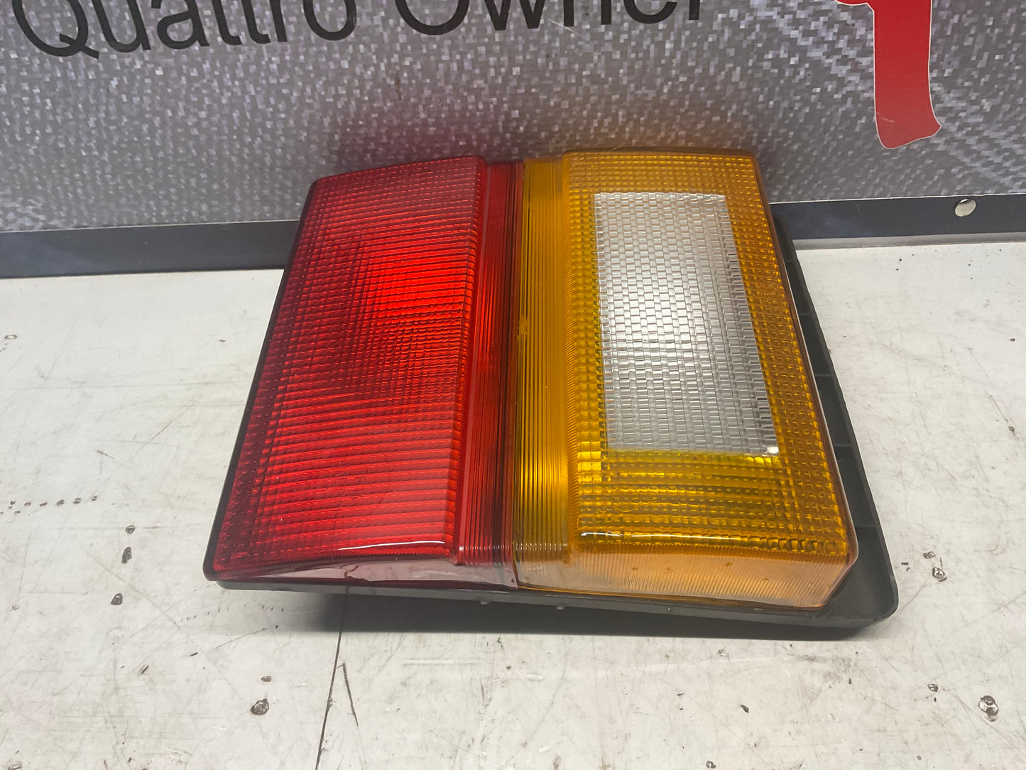 Passenger Center Taillight Right 443945226  C3