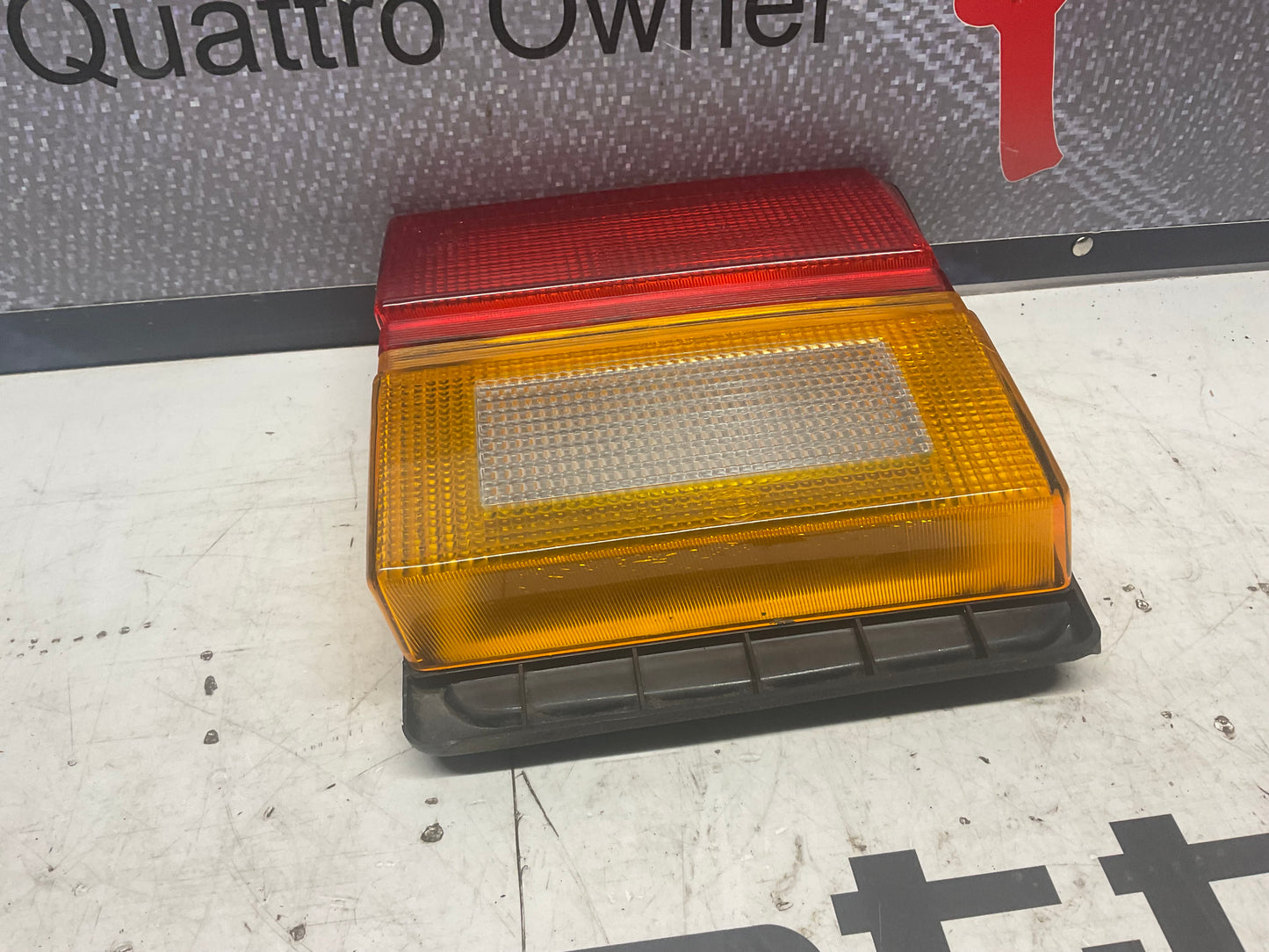 Passenger Center Taillight Right 443945226  C3