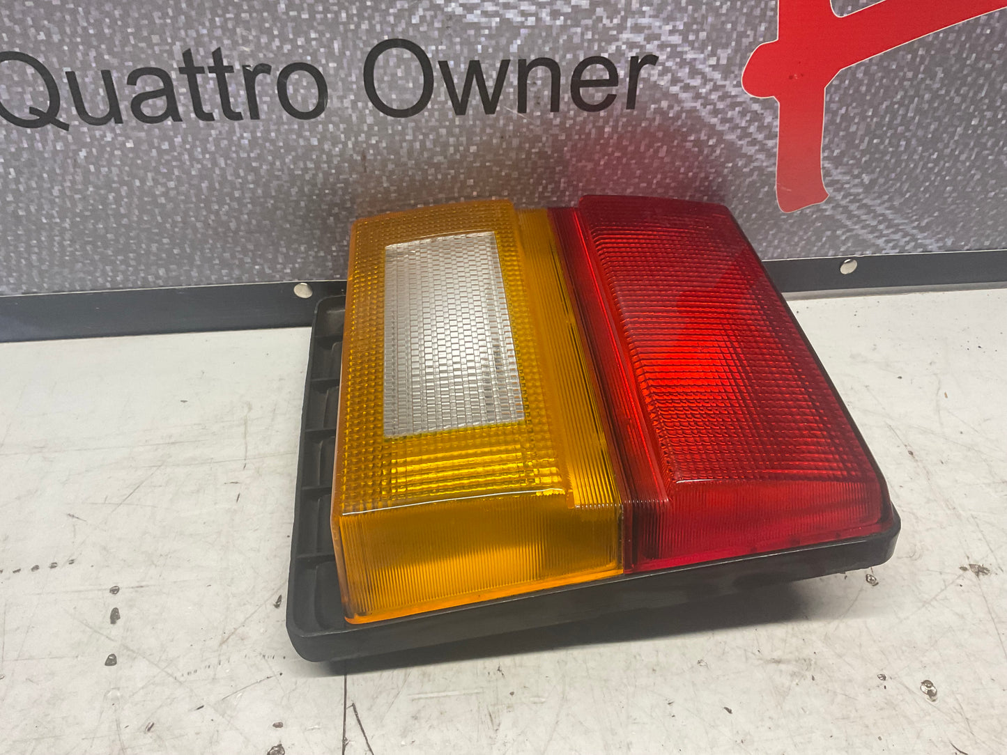 Passenger Center Taillight Right 443945226  C3