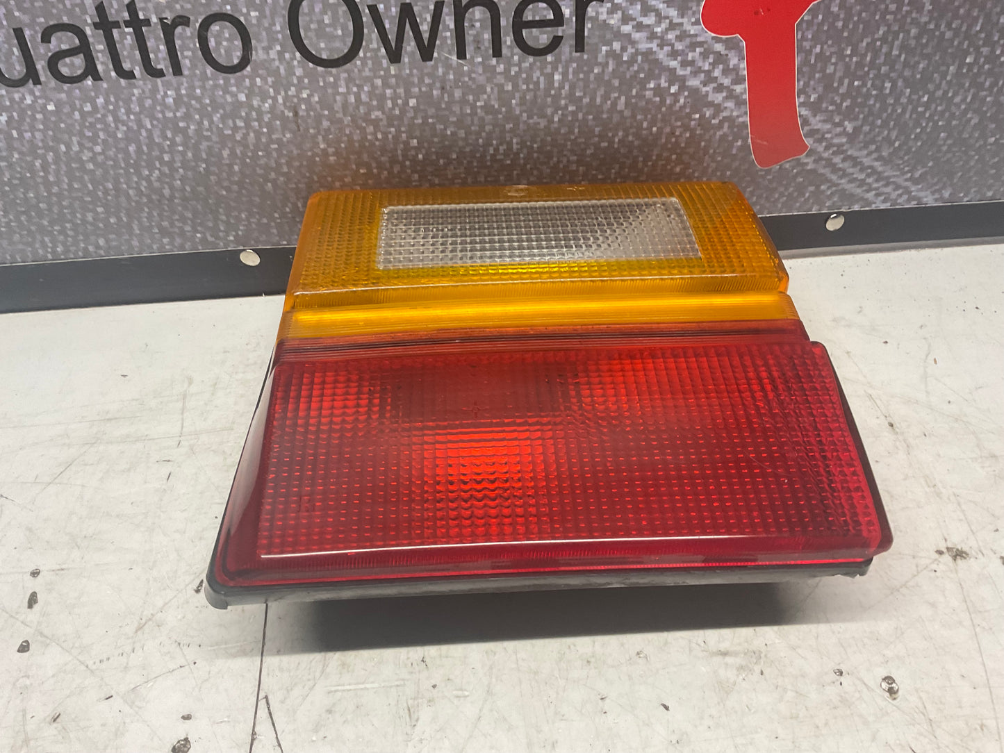 Passenger Center Taillight Right 443945226  C3