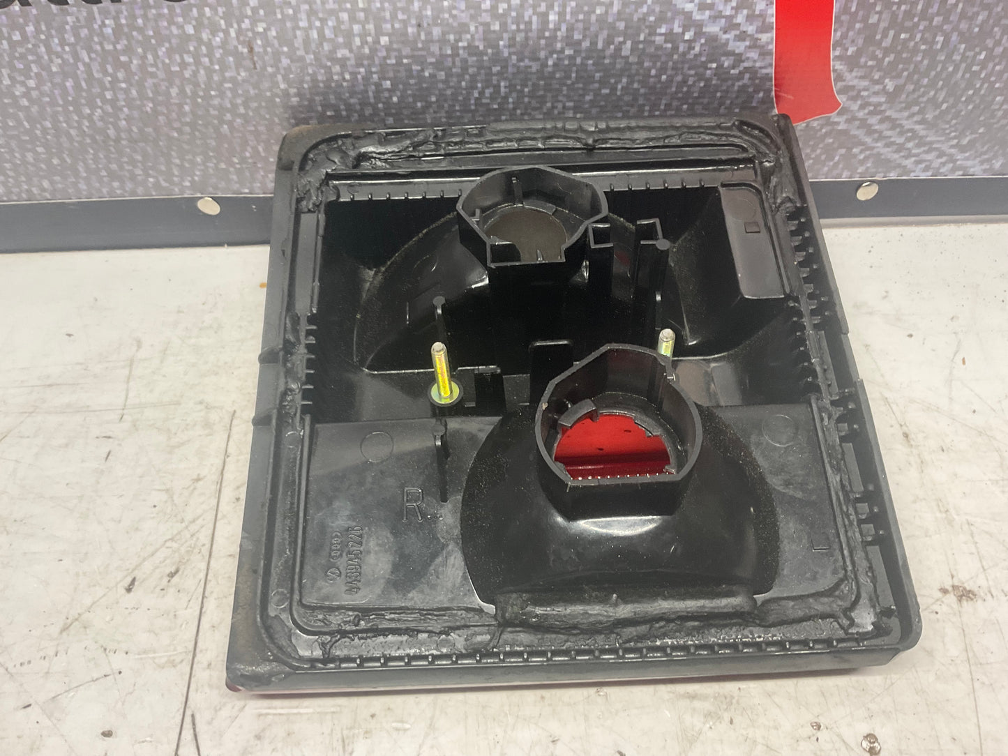 Passenger Center Taillight Right 443945226  C3