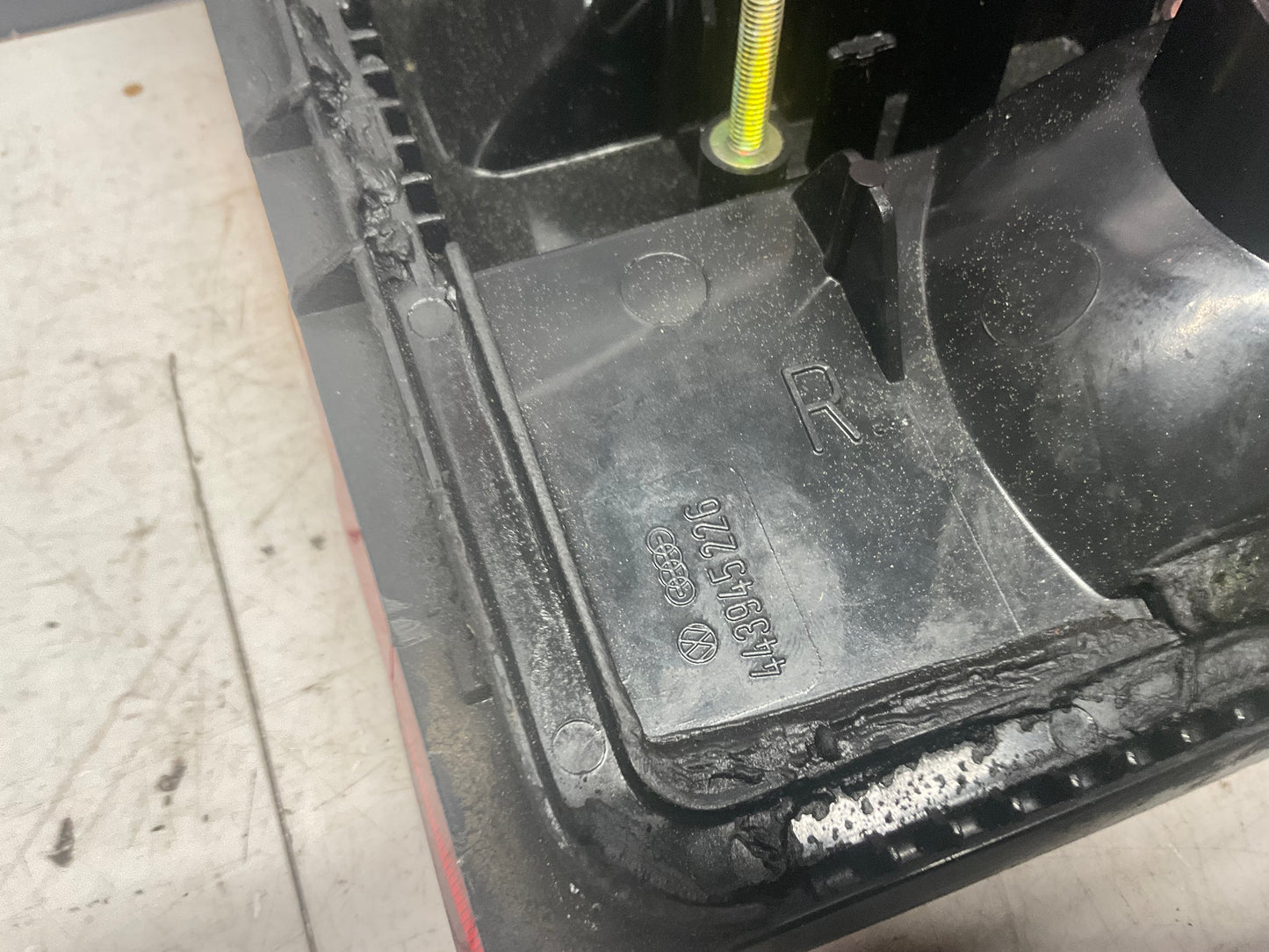Passenger Center Taillight Right 443945226  C3
