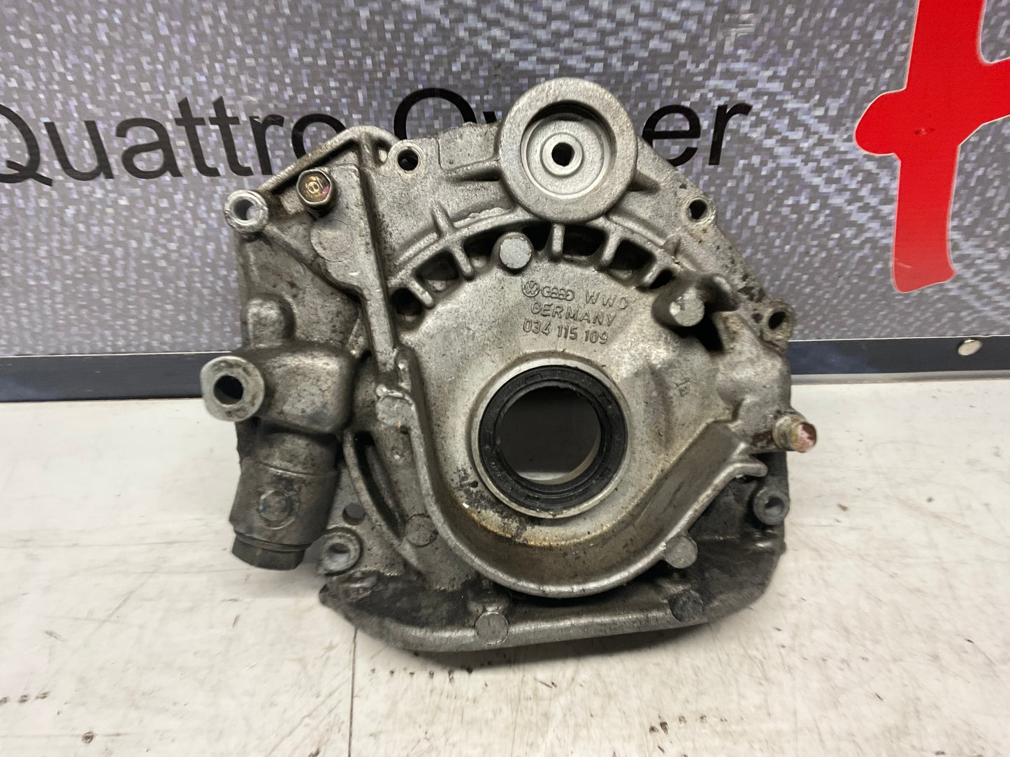 Engine Oil Pump 034115109  5 cylinder 10V
