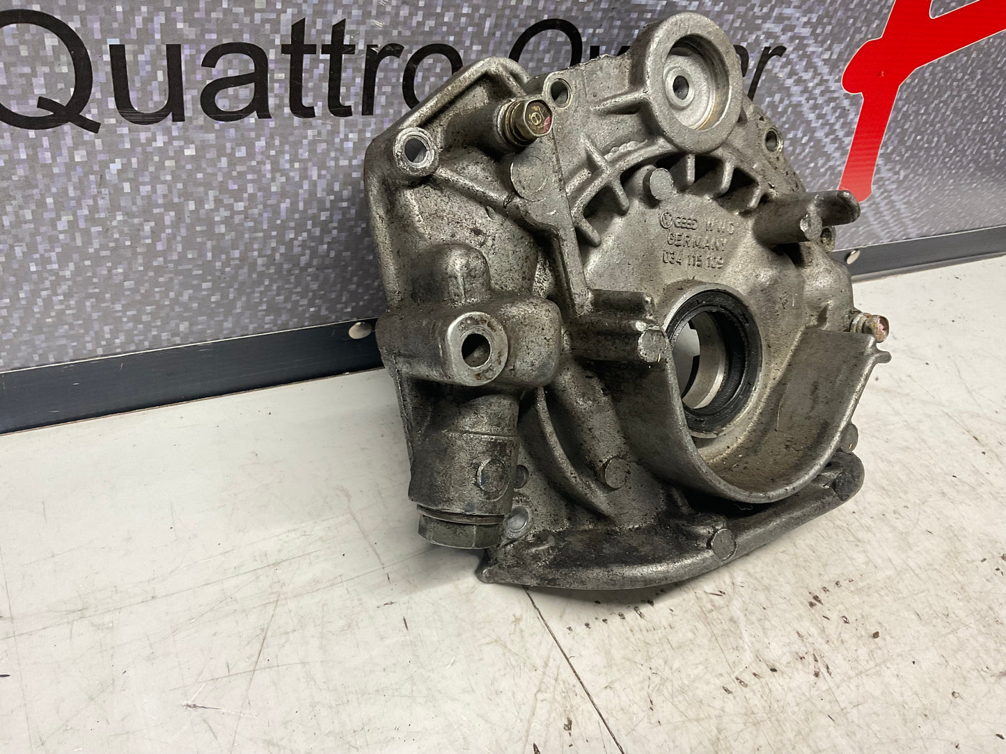Engine Oil Pump 034115109  5 cylinder 10V