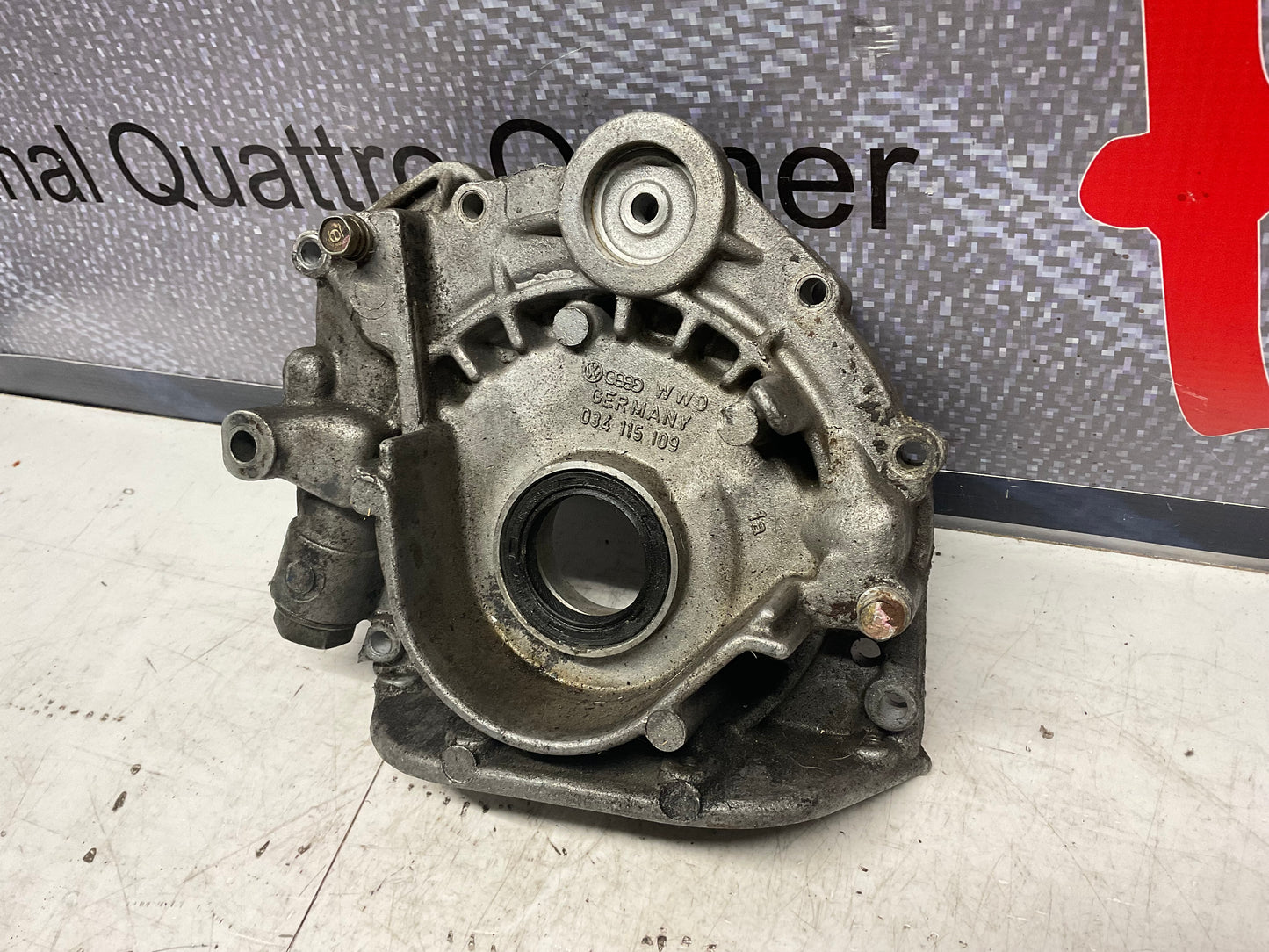 Engine Oil Pump 034115109  5 cylinder 10V