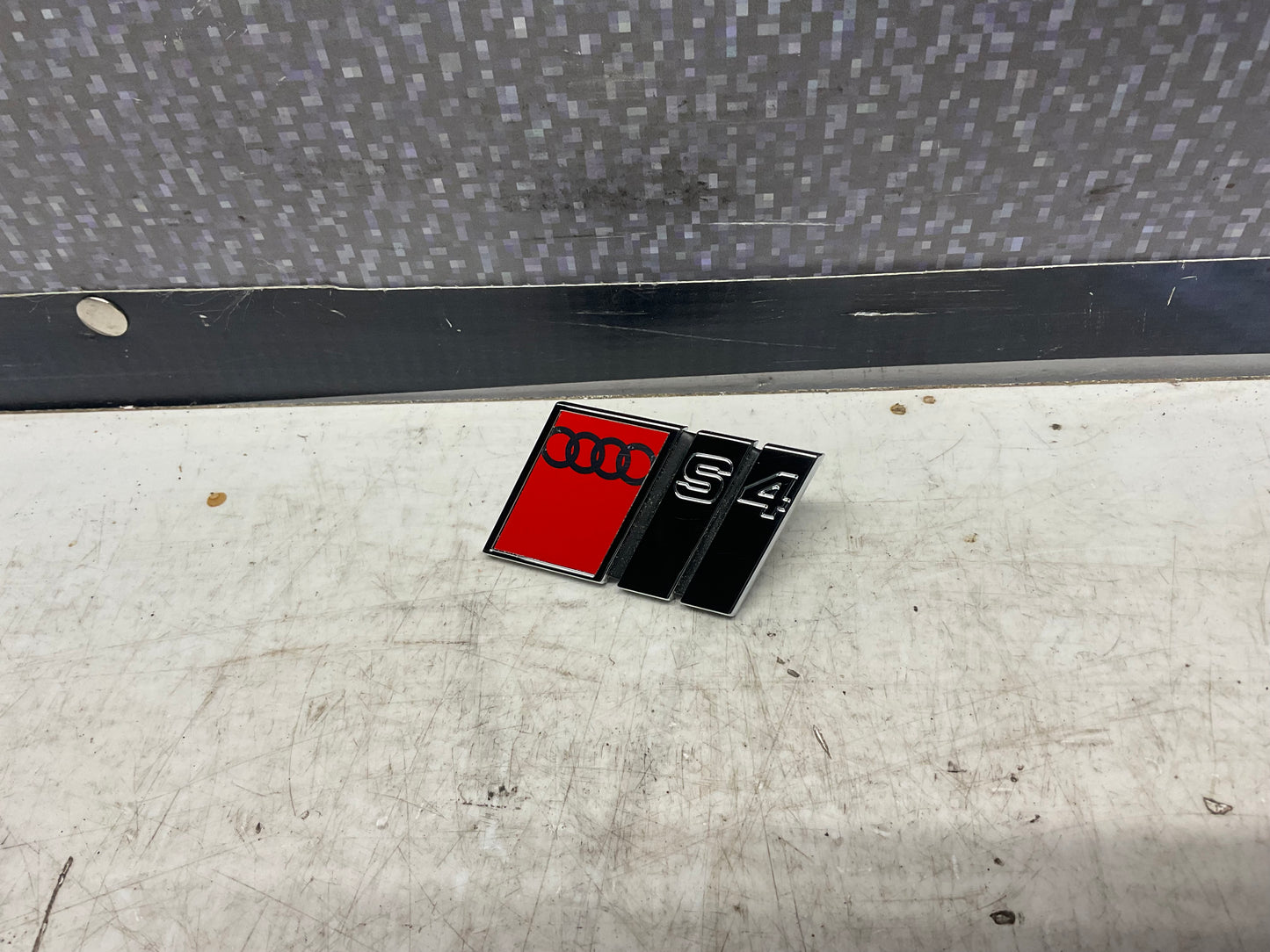 Front Grill S4 Badge NOS  8D0853736C B5