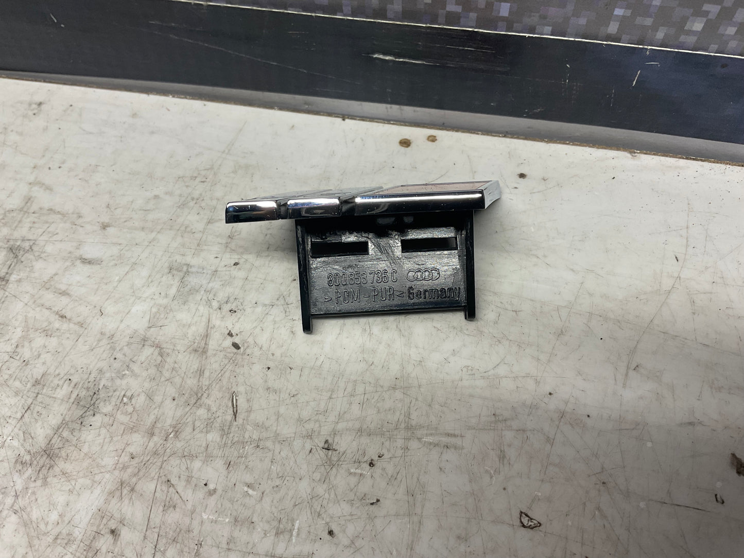 Front Grill S4 Badge NOS  8D0853736C B5