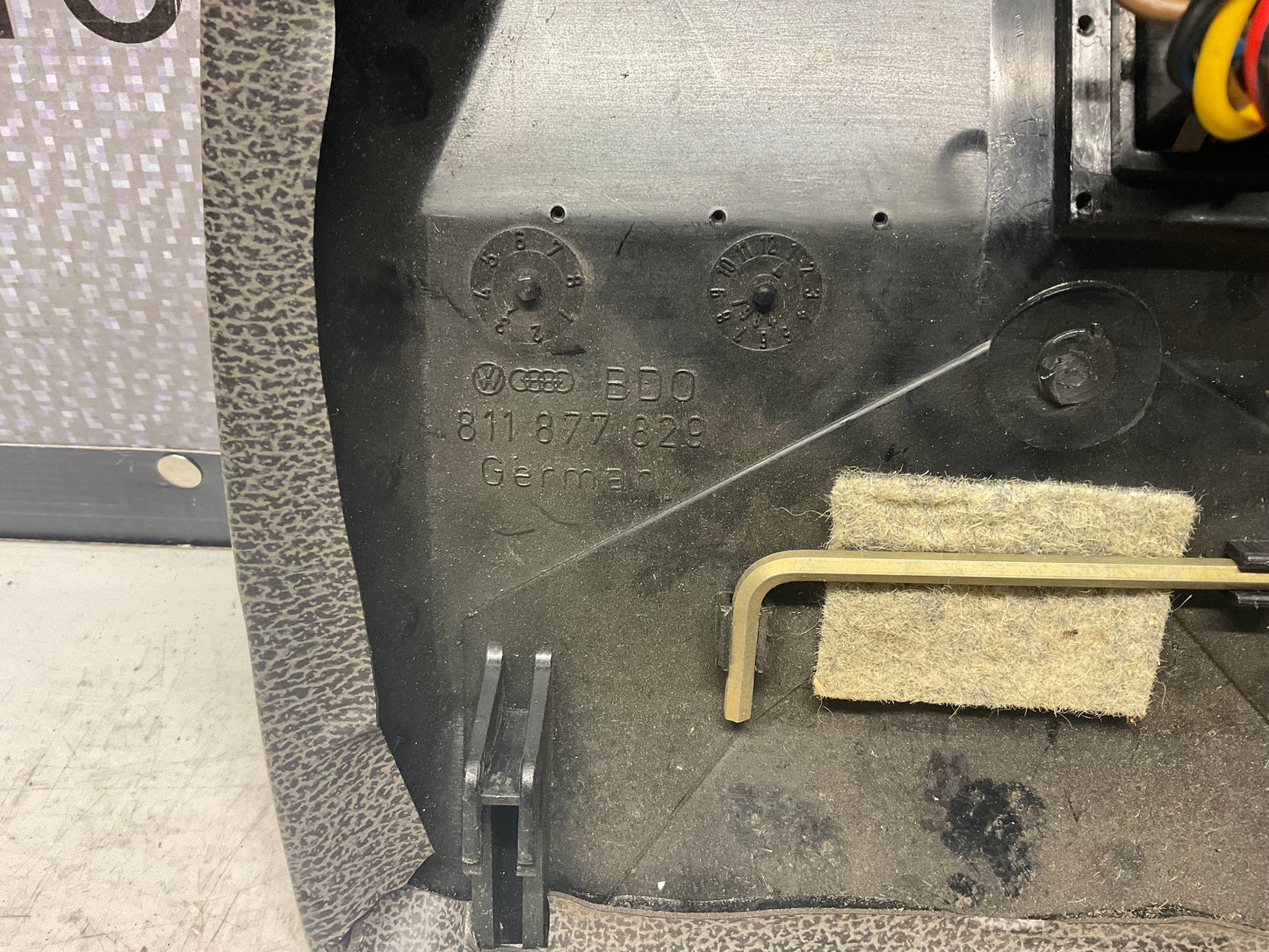 Sunroof Motor Control Cover  811877829  B2  4000