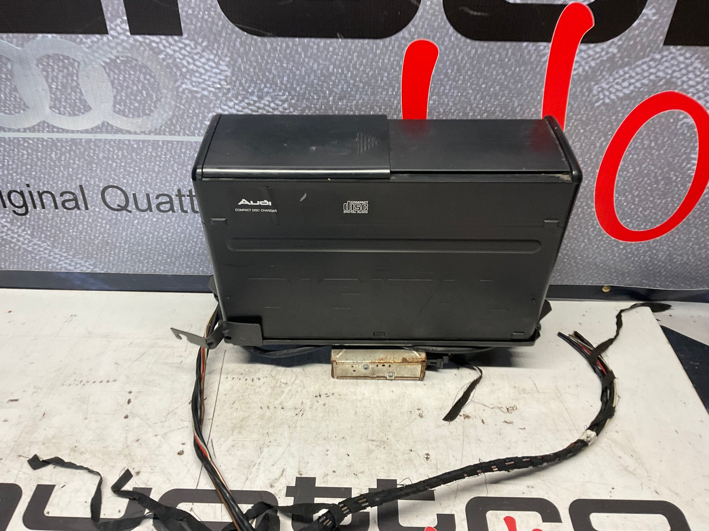 10 Disk Trunk CD Changer 4A0035239  C4