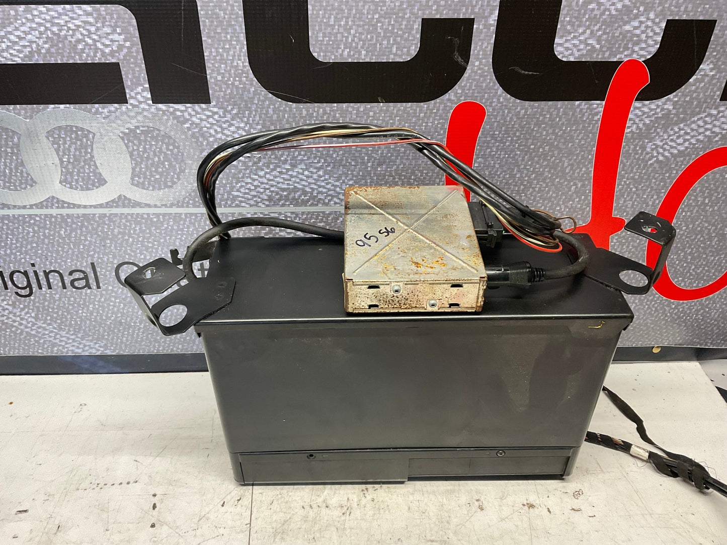 10 Disk Trunk CD Changer 4A0035239  C4