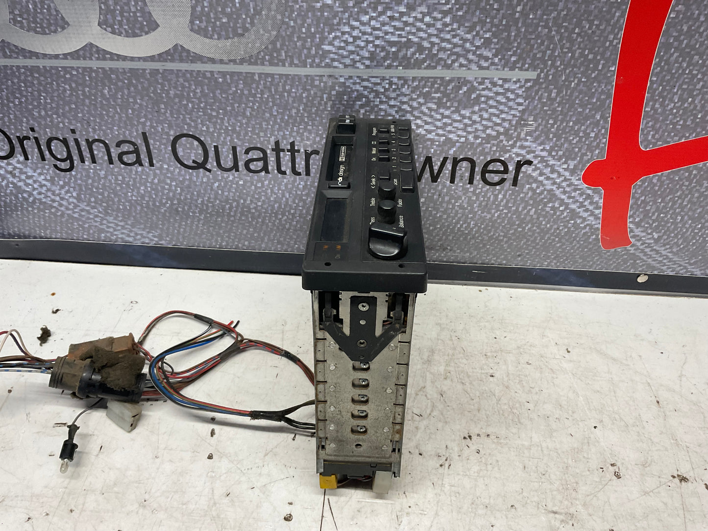 Car Stereo Cassette Radio Receiver 8111035093  B2