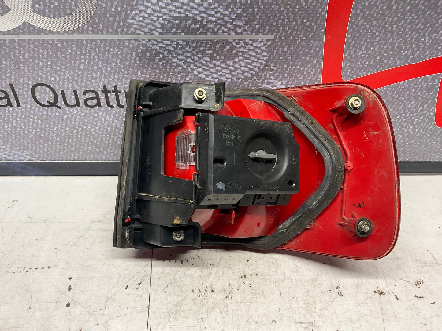 Driver Taillight Left 4A5945095A  C4
