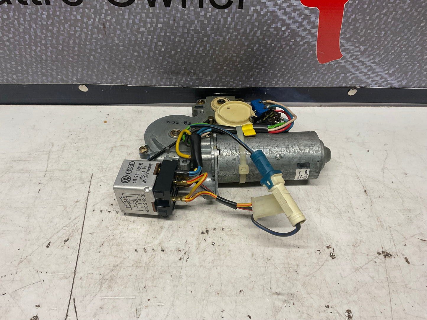 Sunroof Control Motor 811877795 B2  Bosch