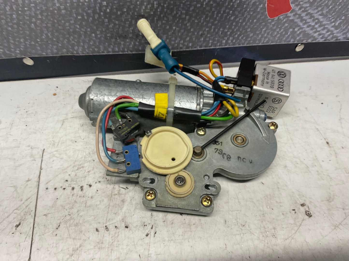 Sunroof Control Motor 811877795 B2  Bosch