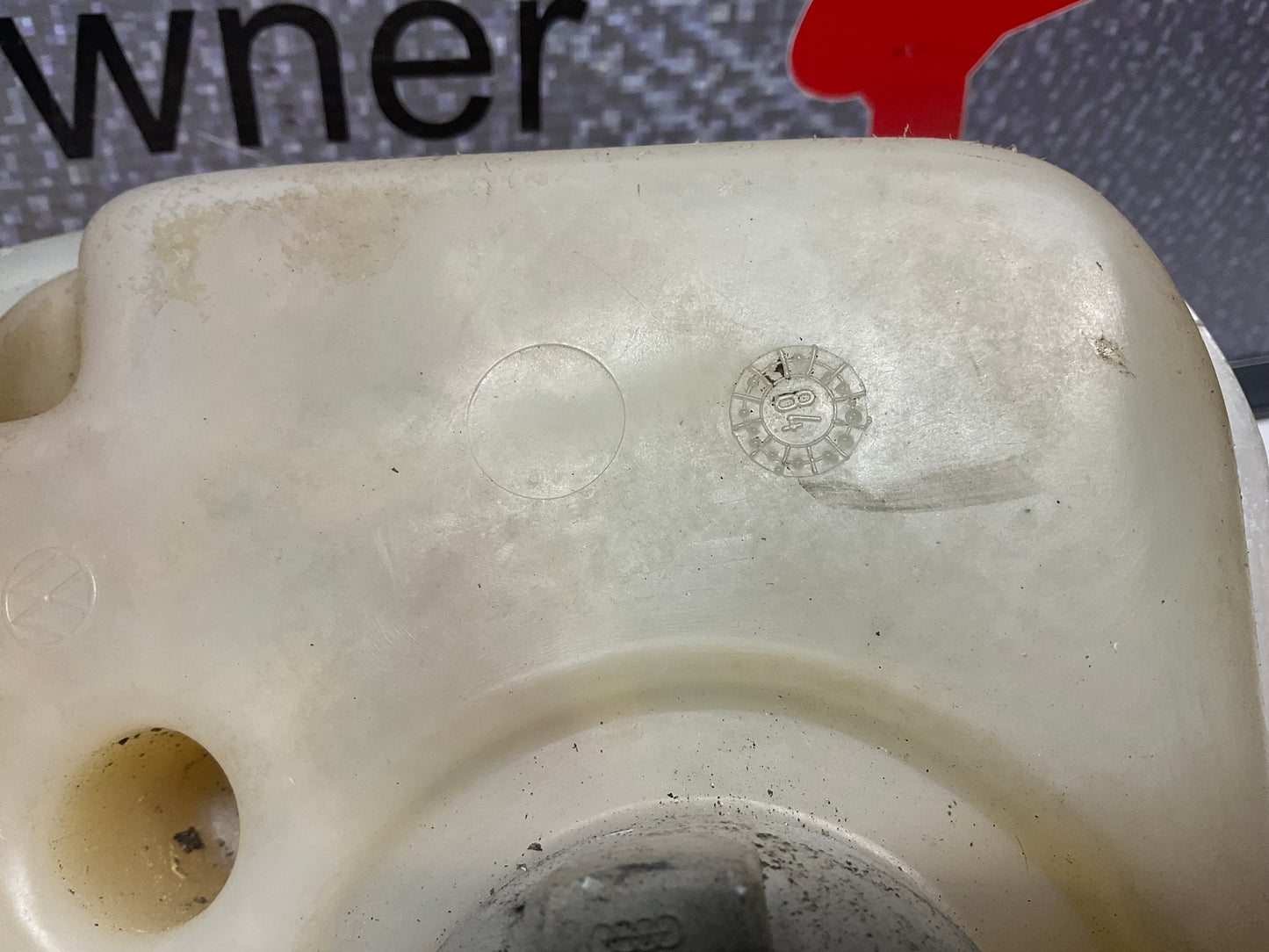 Expansion/ Coolant Tank Reservoir  857121403  B2  URQ