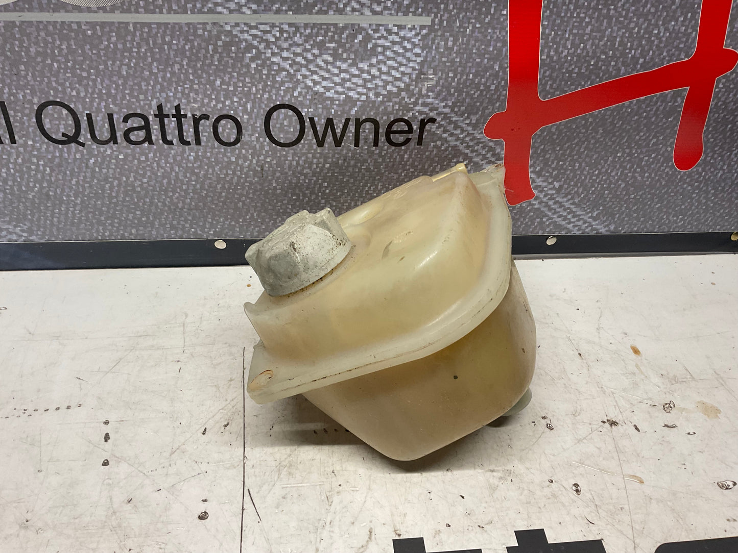 Expansion/ Coolant Tank Reservoir  857121403  B2  URQ