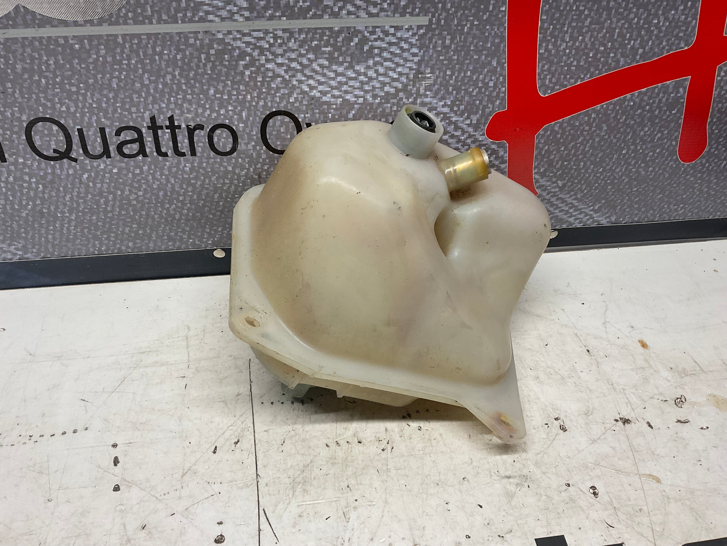 Expansion/ Coolant Tank Reservoir  857121403  B2  URQ