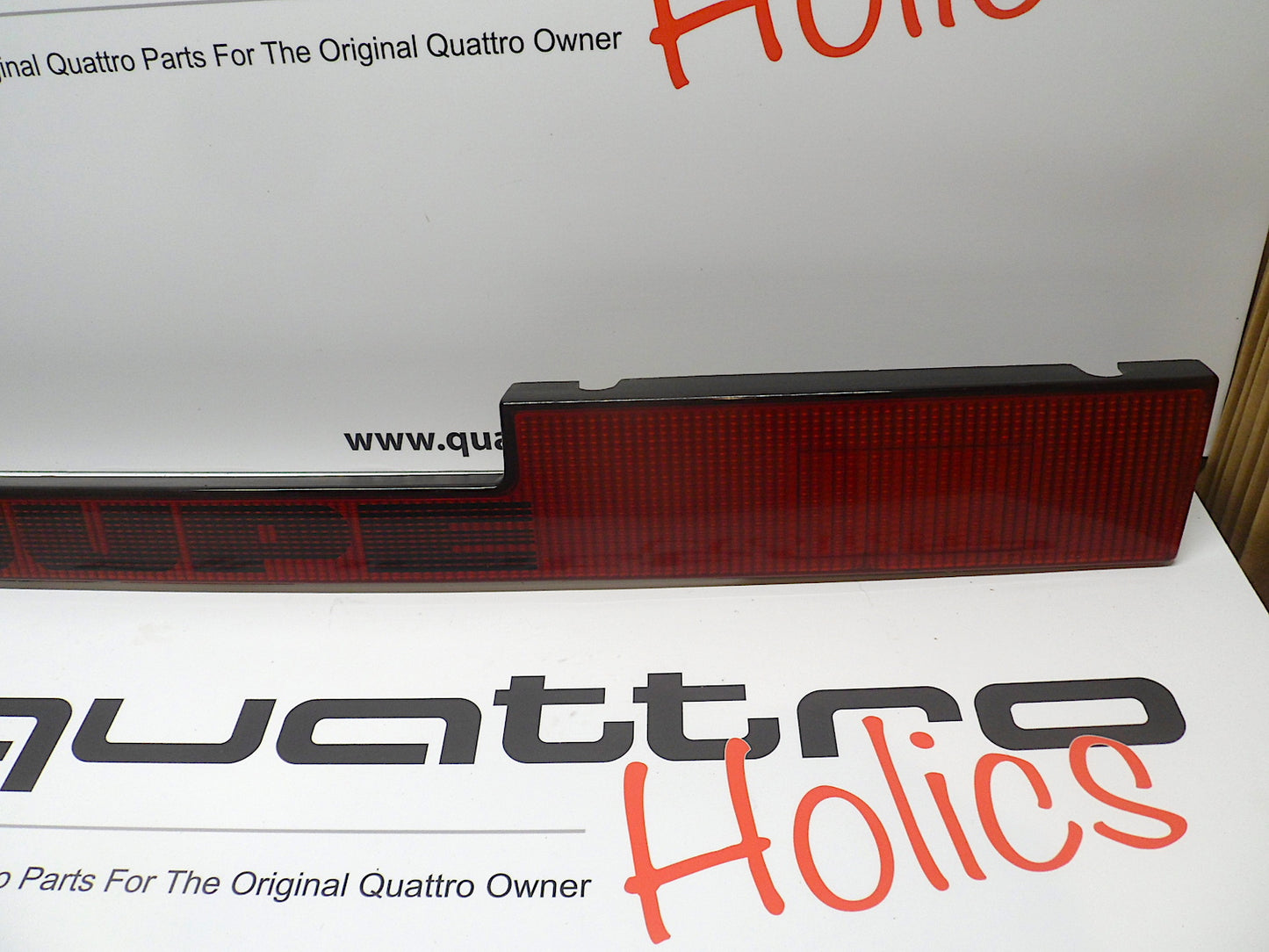 Rear Prismatic Center Strip 85594569B MINT