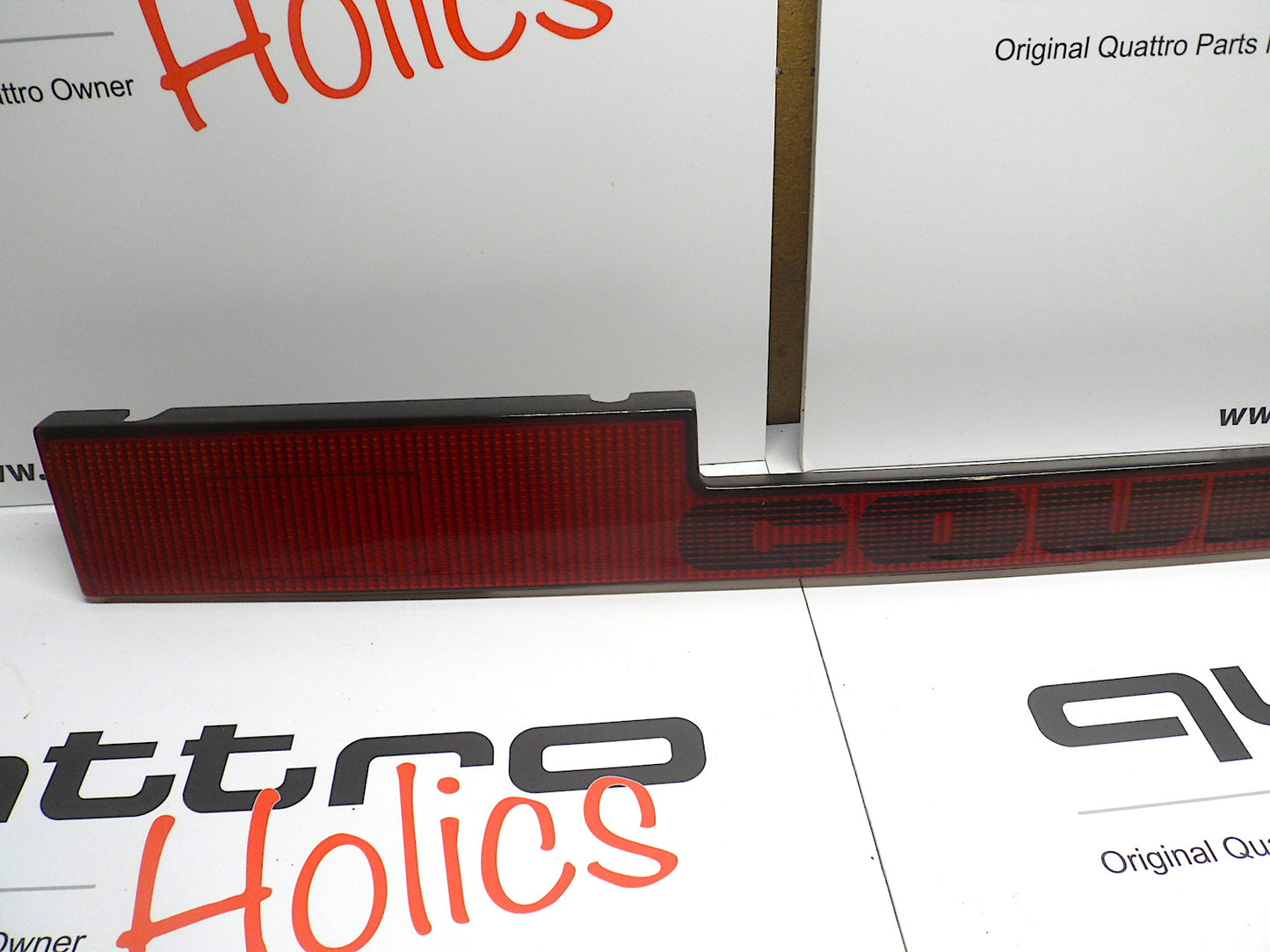 Rear Prismatic Center Strip 85594569B MINT