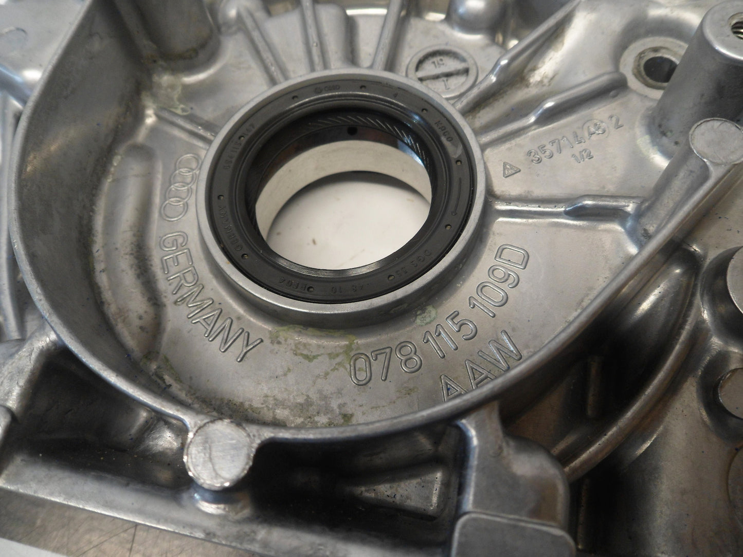 Oil Pump/Cover 078115130E NOS